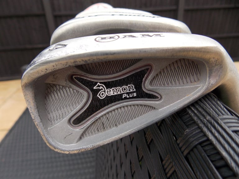 Mens Right Handed Dunlop 65i Golf Club Set + Bag, Balls and Tees