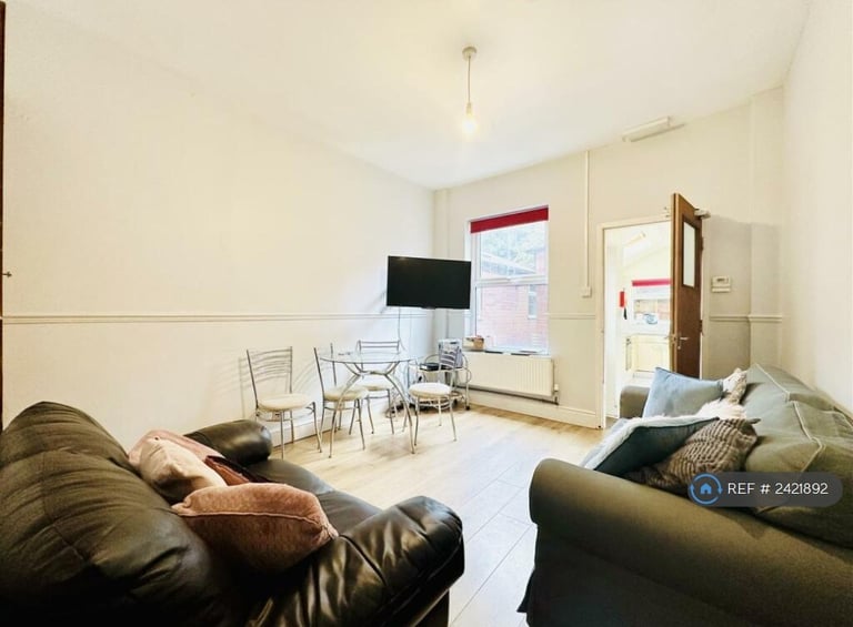 image for 5 bedroom house in Cycle Road, Nottingham, NG7 (5 bed) (#2421892)