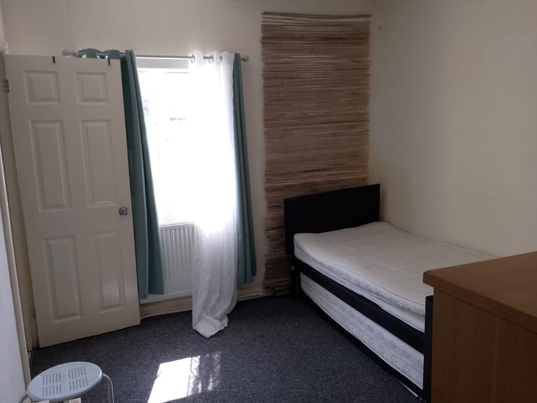 Studio flat in fishponds 