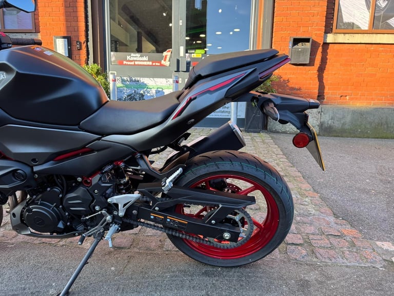 Kawasaki Z500 SE naked motorcycle in Red, A2 licence- only 13 miles 