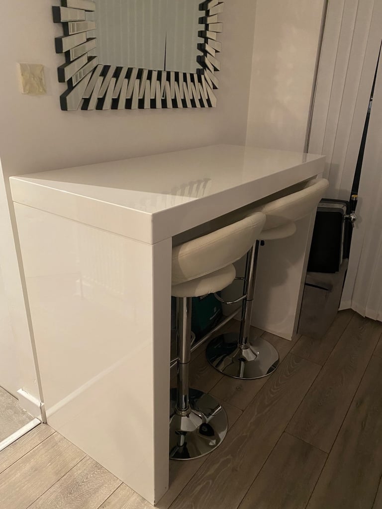 White gloss bar table with 2 stools