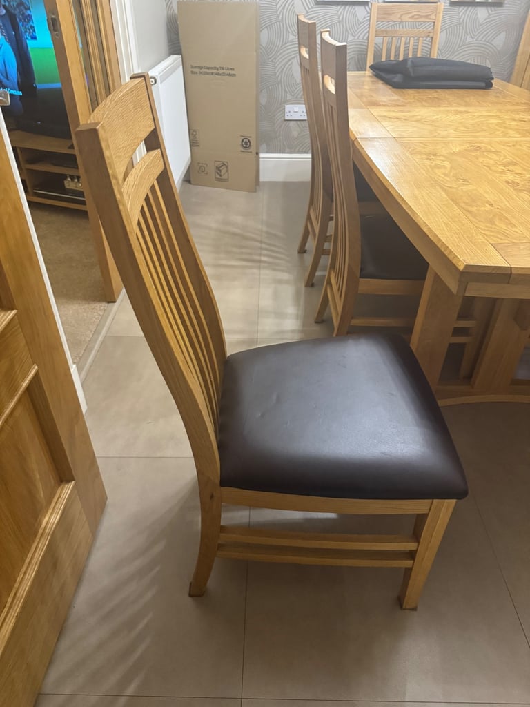 Extending Oak Dining Table with 8 matching chairs