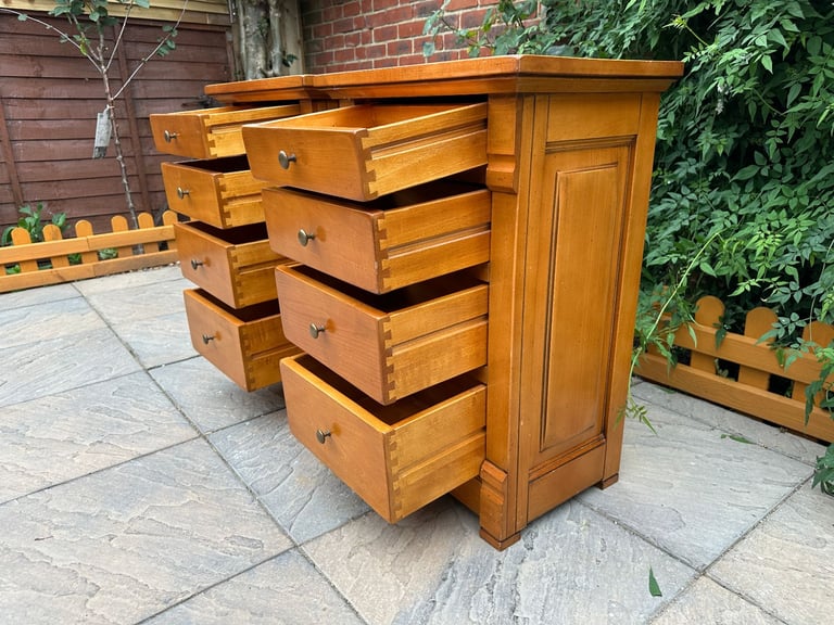Pair of Luxury And So To Bed Manoir 4 Draw Bedside Chests – Great Condition – RRP £2,570