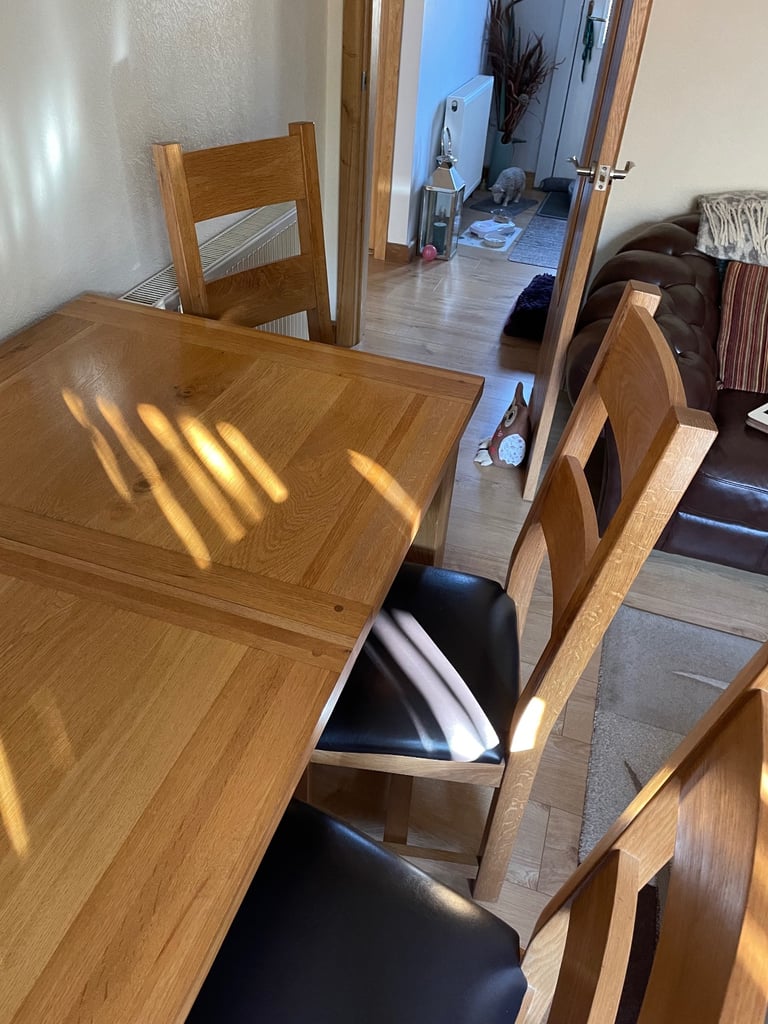 Oak dining table & 6 chairs