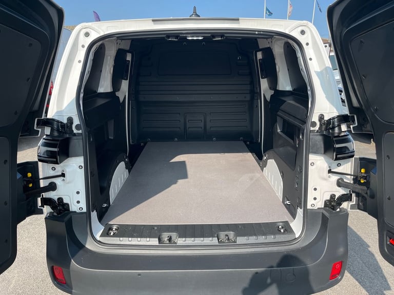  Volkswagen Id. Buzz Cargo Pro 77kwh Commerce Panel Van 5dr Electric Auto 204 Ps