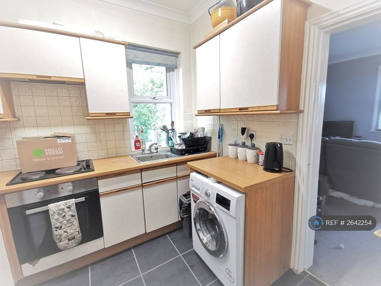 2 bedroom flat in School Road Tilehurst, Tilehurst, Reading, RG31 (2 bed) (#2642254)