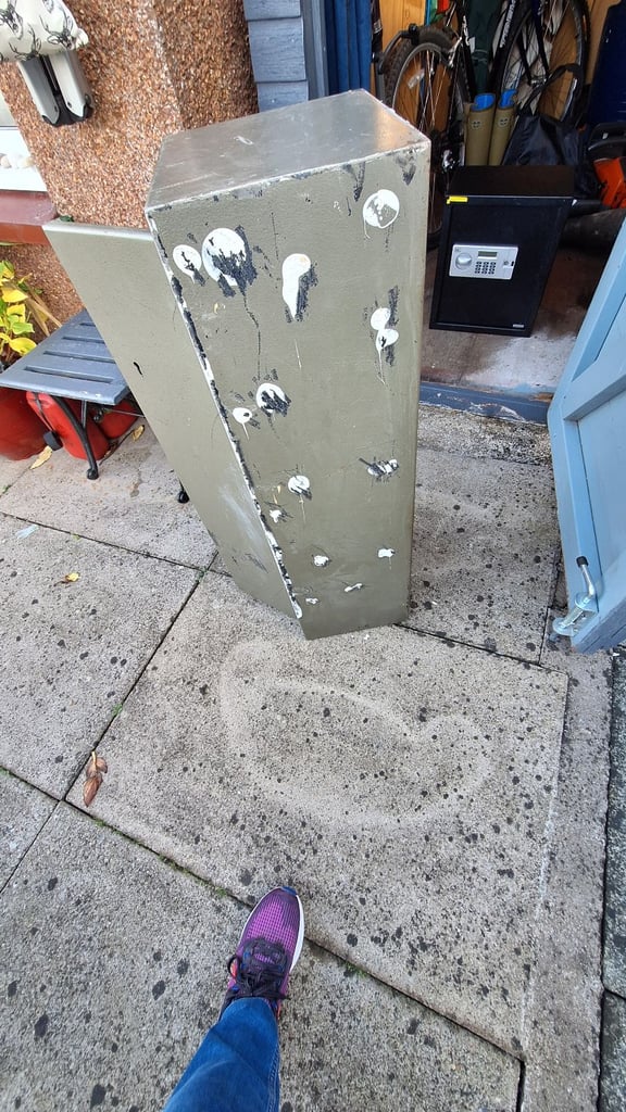 Gun cupboard for 2 guns