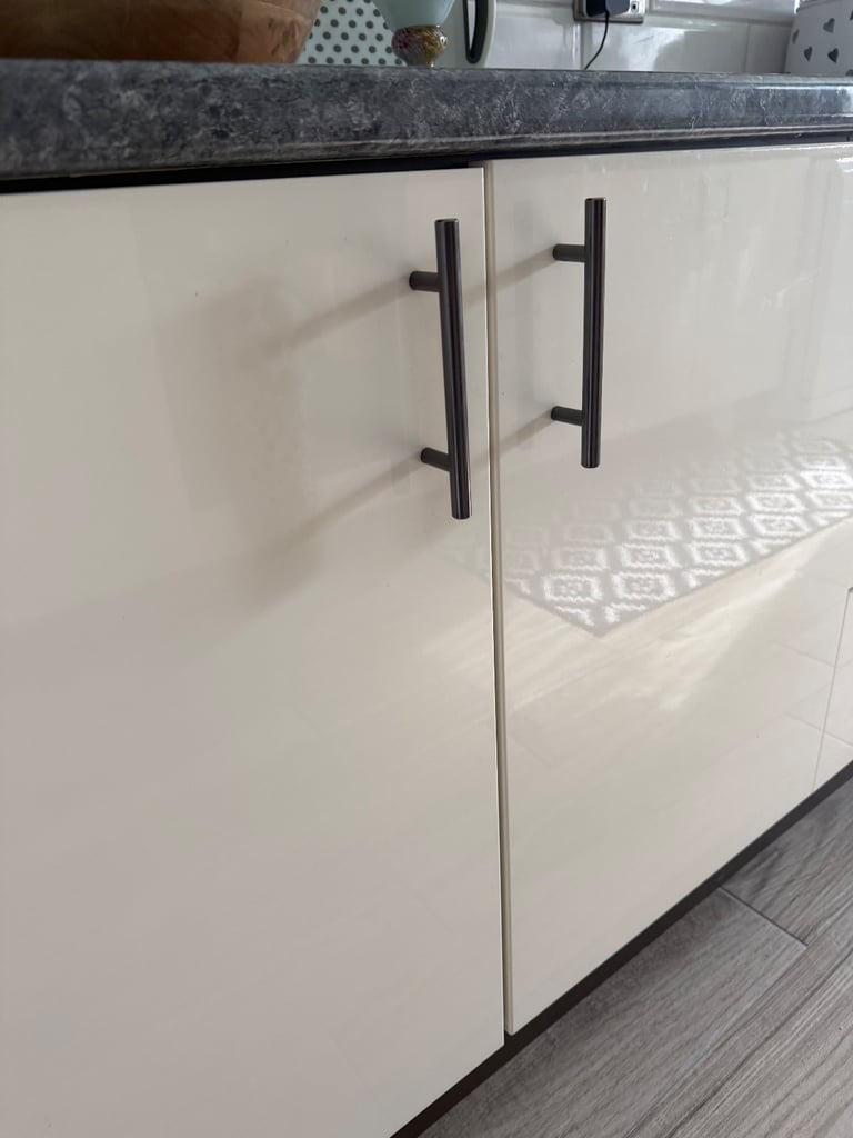 Cream gloss howdens cupboard doors/draws