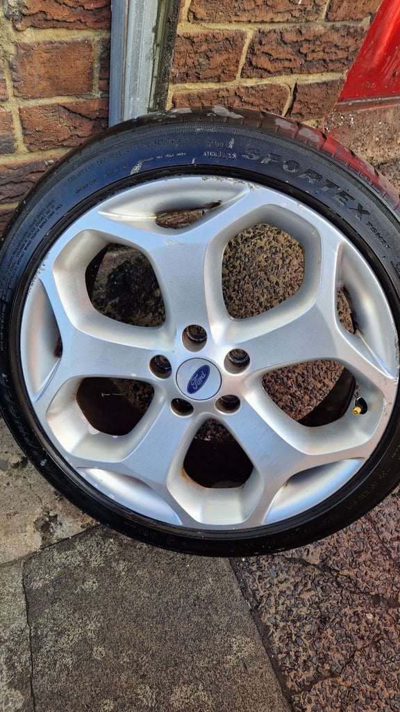 Ford Focus ST ford connect alloy wheels 