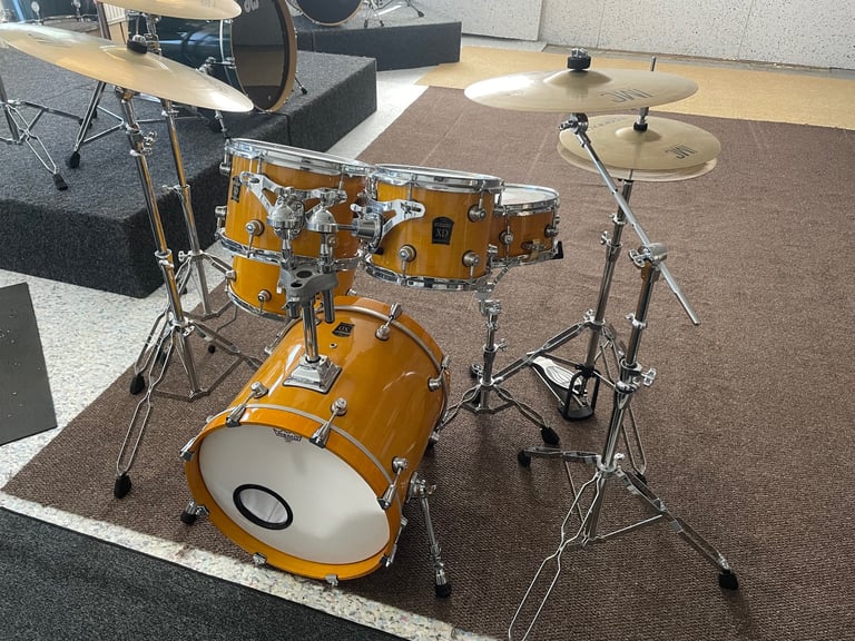 Tamburu drum’s Istanbul cymbals.