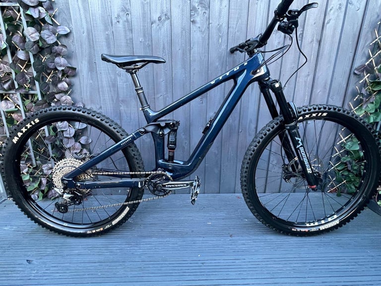 2022 Vitus Escarpe 27 CR mountain bike in velocity blue. 