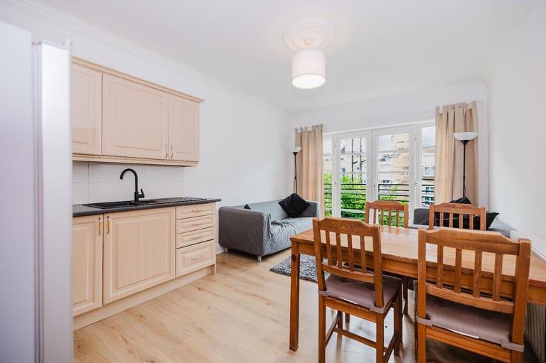 Stunning, 3 bedroom, HMO flat near Causewayside – with private parking – available NOW