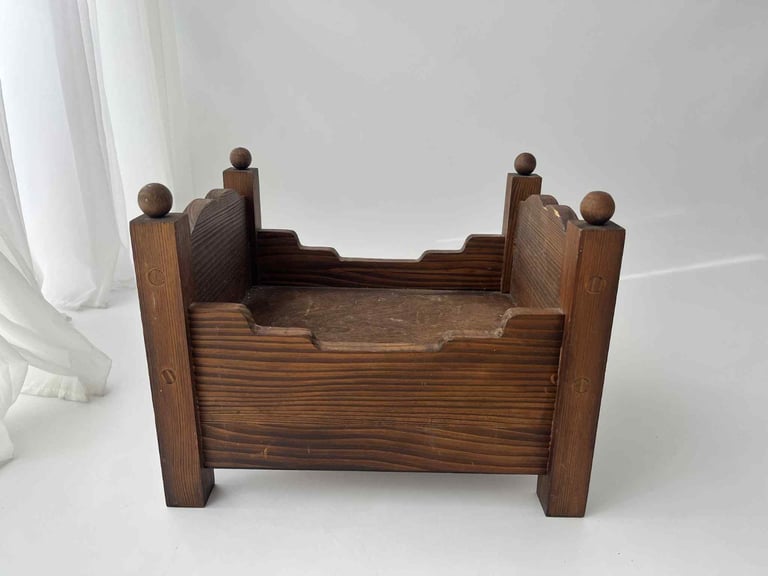 Wooden bed for newborn 