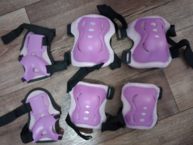 Adjustable size children's roller boots plus pads