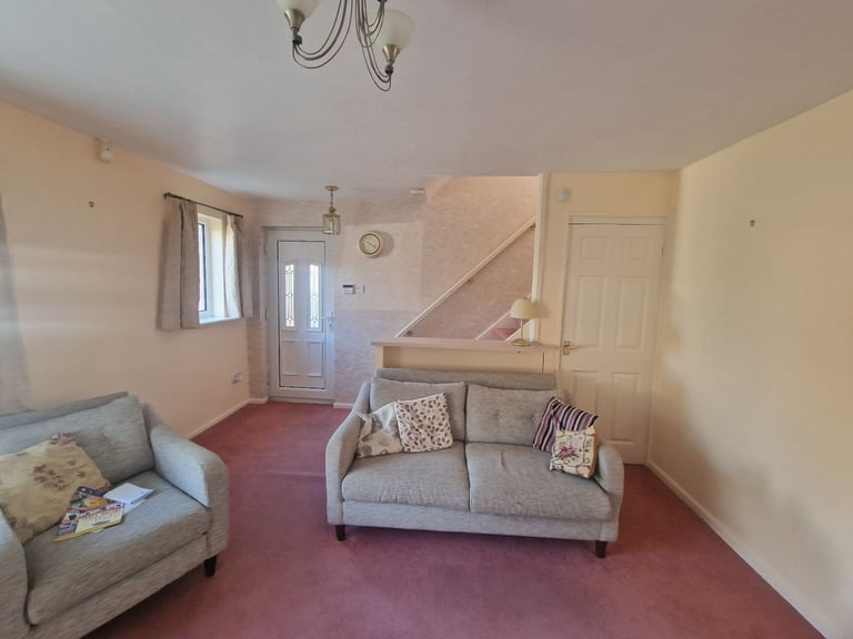 Bright & Spacious Family Home in Quiet Heald Green Cul-de-Sac – Garden, Driveway, Near Schools