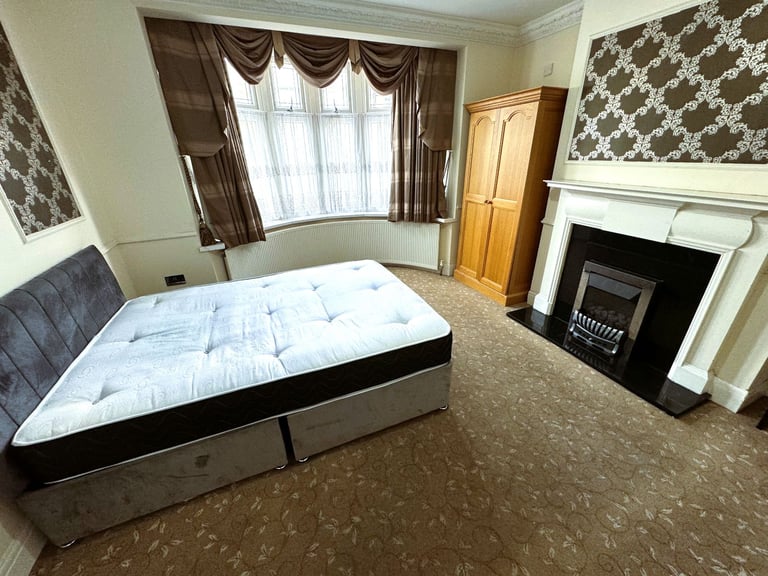 6/7 BED HOUSE ILFORD £3500 PCM