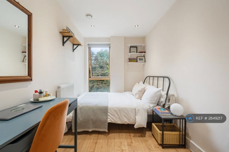 3 bedroom flat in Upper Clapton Road, London, E5 (3 bed) (#2649217)