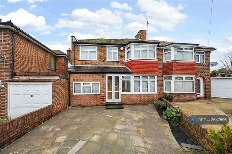 image for 5 bedroom house in Brinkburn Gardens, Edgware, HA8 (5 bed) (#2647696)
