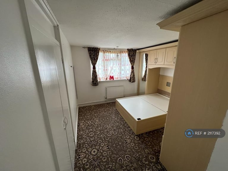 3 bedroom flat in Glebelands Road, Feltham, TW14 (3 bed) (#2117392)