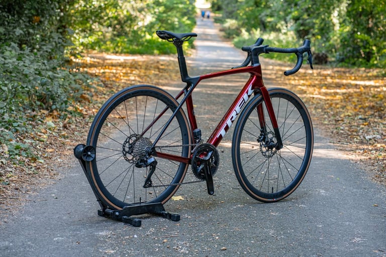 Trek Madone SL6 Gen 8, 105 DI2, Disc Carbon Road Bike ML Size Carbon Wheels