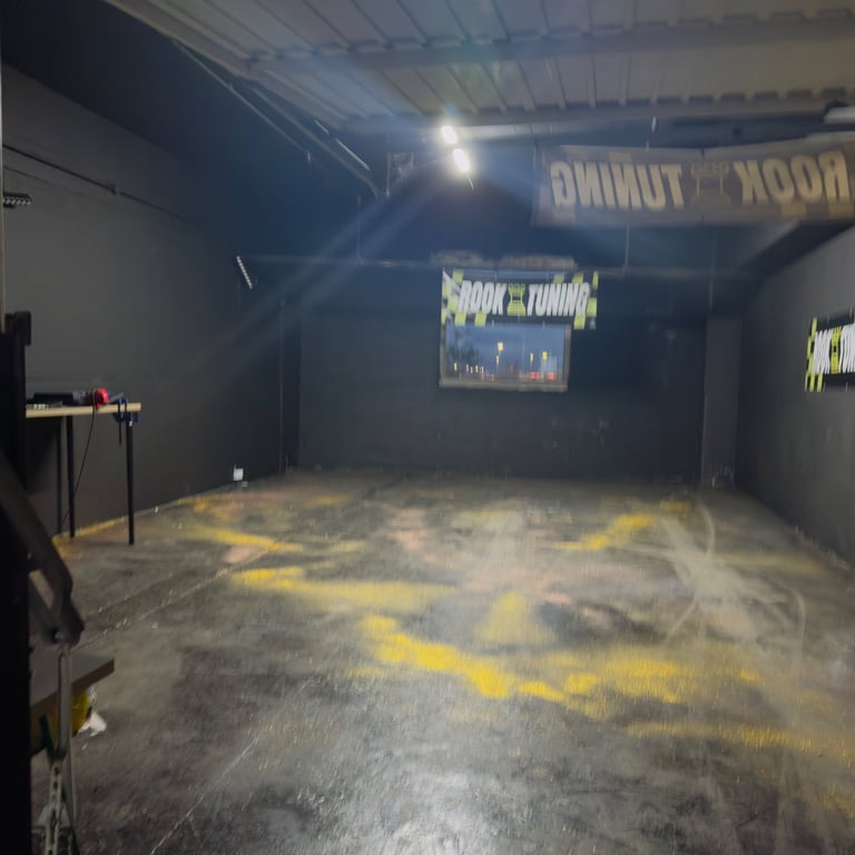 Warehouse to let / Unit to let / workshop / storage unit space  Amazon ebay 600 sq ft - 2000 sq ft