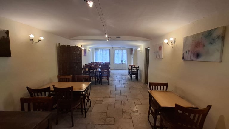 Large property and commercial opportunity in Cabrerets, Midi-Pyrenees (Occitanie)