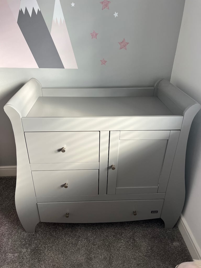 Nursery chest of drawers/ changing table 