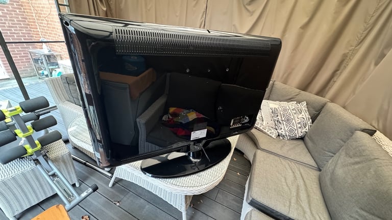 Samsung TV “40 , tv stand, coffee table, dvd