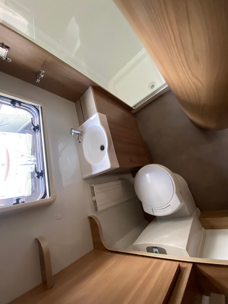 BAILEY UNICORN VALENCIA - 2015 - FIXED BED - 4 BERTH - MOVER - PRISTINE 