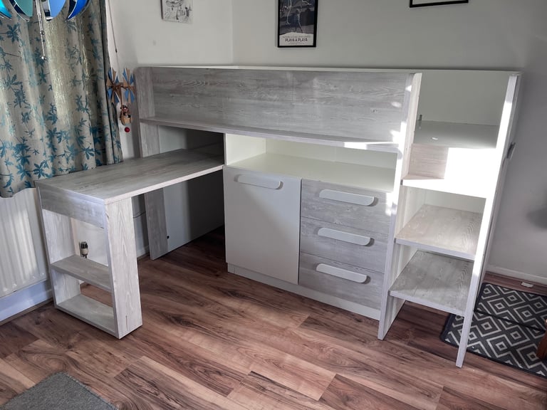 Cabin bed with desk 