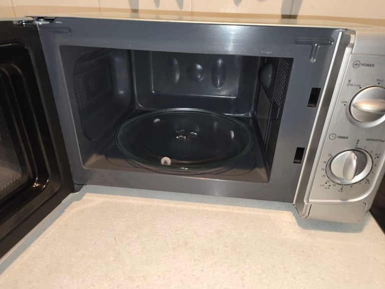Microwave SAINSBURY 700 W