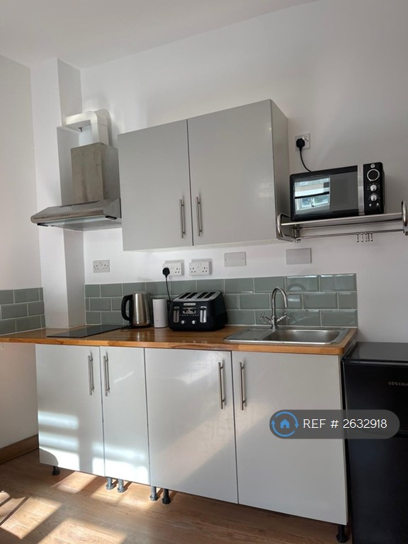 Studio flat in Grafton Road, London, NW5 (#2632918)