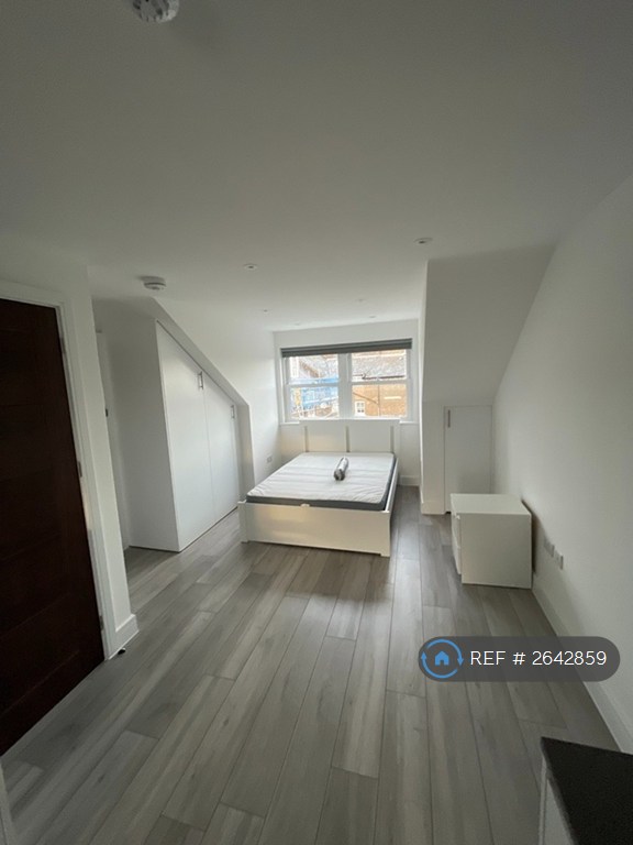 Studio flat in Mountview Road, London, N4 (#2642859)