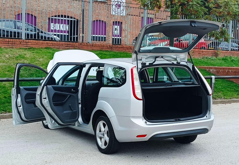 2010 Ford Focus 1.6 Zetec 5dr ESTATE Petrol Automatic