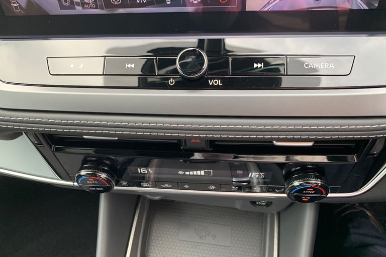 2025 Nissan Qashqai 1.5 E-Power N-Connecta [Glass Roof] 5dr Auto Hatchback Hybrid Automatic