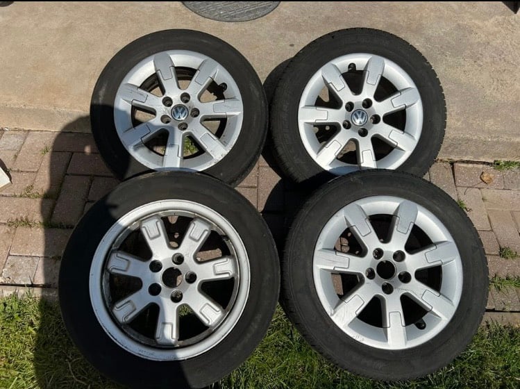 Two pairs of alloy wheels and tyres
