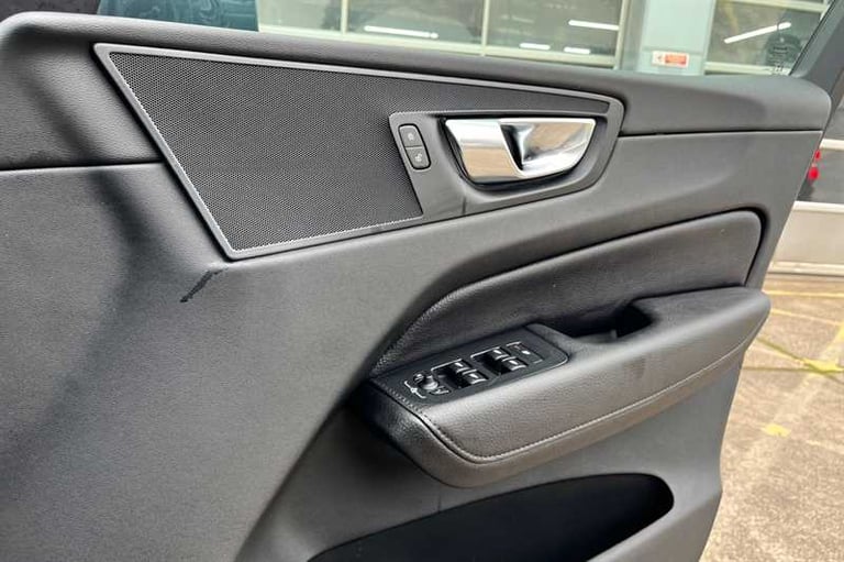 2020 Volvo XC60 2.0 D4 Momentum SUV 5dr Diesel Auto Euro 6 (s/s) (190 ps) SUV Diesel Automatic