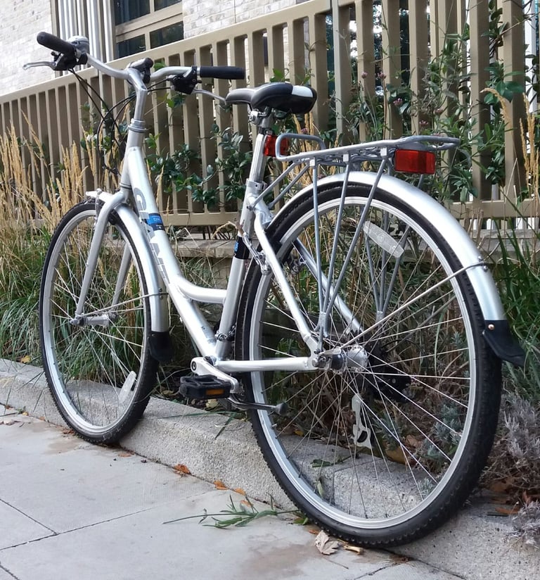 GIANT LIKE NEW LADIES HYBRID BIKE COMFORTABLE AND ELEGANT CITY BICYCLE