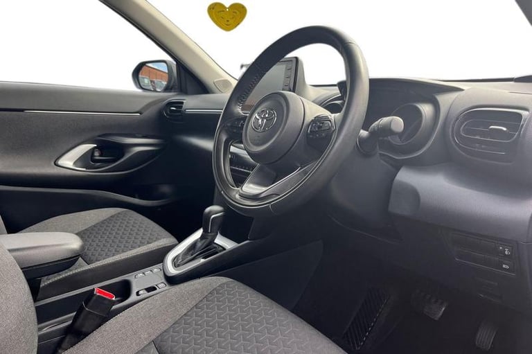 2022 Toyota Yaris Cross 1.5 Hybrid Icon 5dr CVT, Parking sensors, Media Screen, Sat Nav, Multifun...