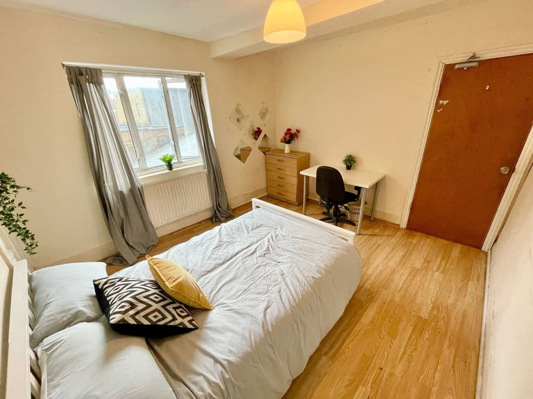 🔥Spacious Double Room✨Just Minutes from Limehouse Station!!