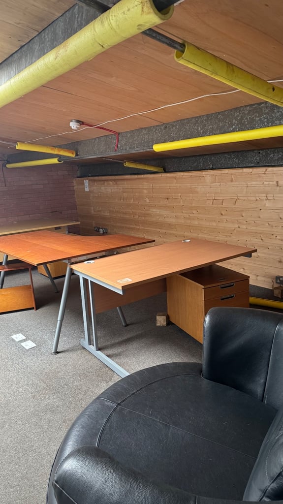 Commercial unit with private parking available for rent 