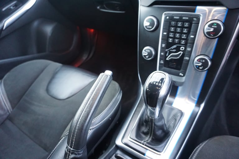 2015 Volvo V40 D2 [120] R DESIGN *IMMACULATE CONDITION £20 ROAD TAX* HATCHBACK Diesel Manual