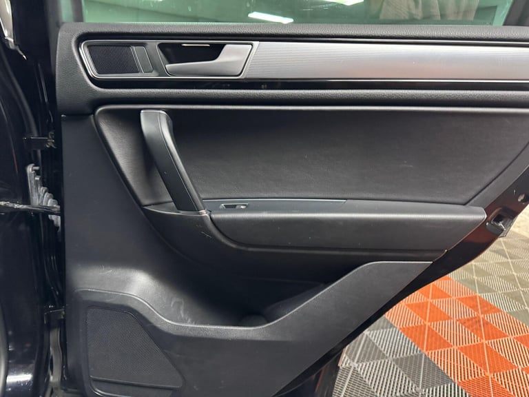 2015 Volkswagen Touareg 3.0 TDI V6 BlueMotion Tech R-Line Tiptronic 4WD Euro 6 (s/s) 5dr ESTATE D...