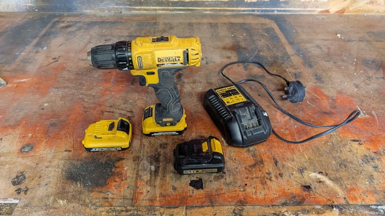 DeWalt drill 10V full set 3x battery and charger 