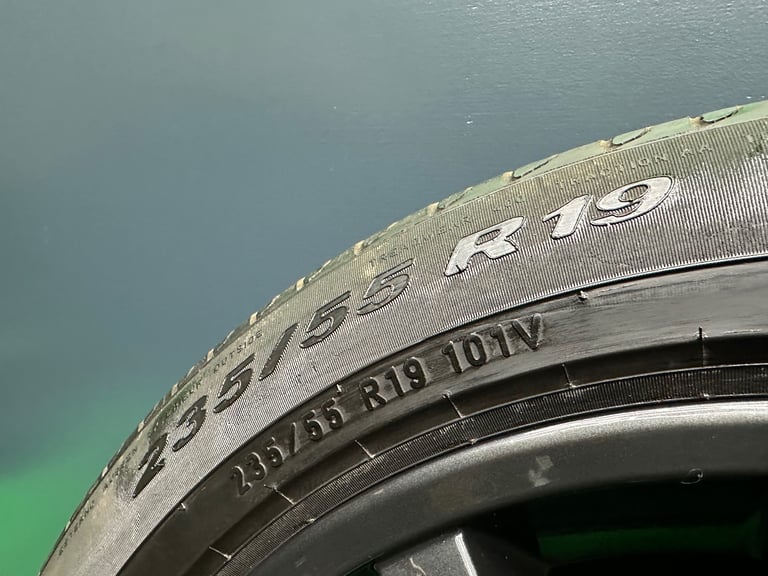 Land Rover Freelander 2 19 inch HST’s powder coated Technical Grey Alloy wheels & Pirelli tyres!