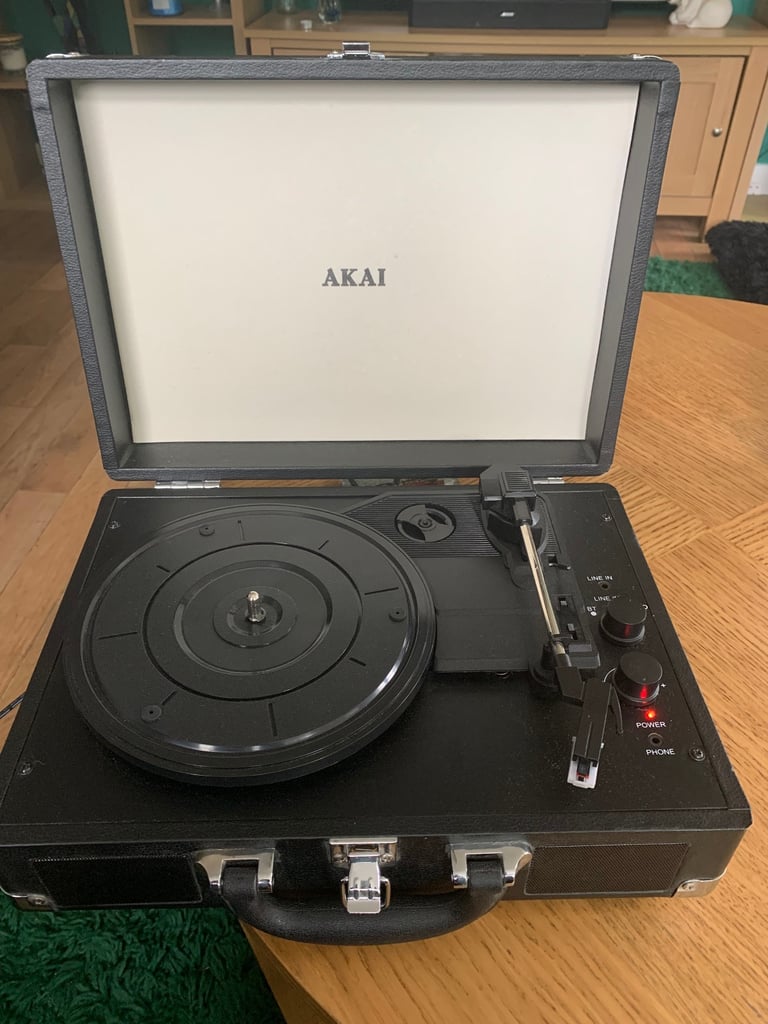 AKAI  PORTABLE RECORD PLAYER 