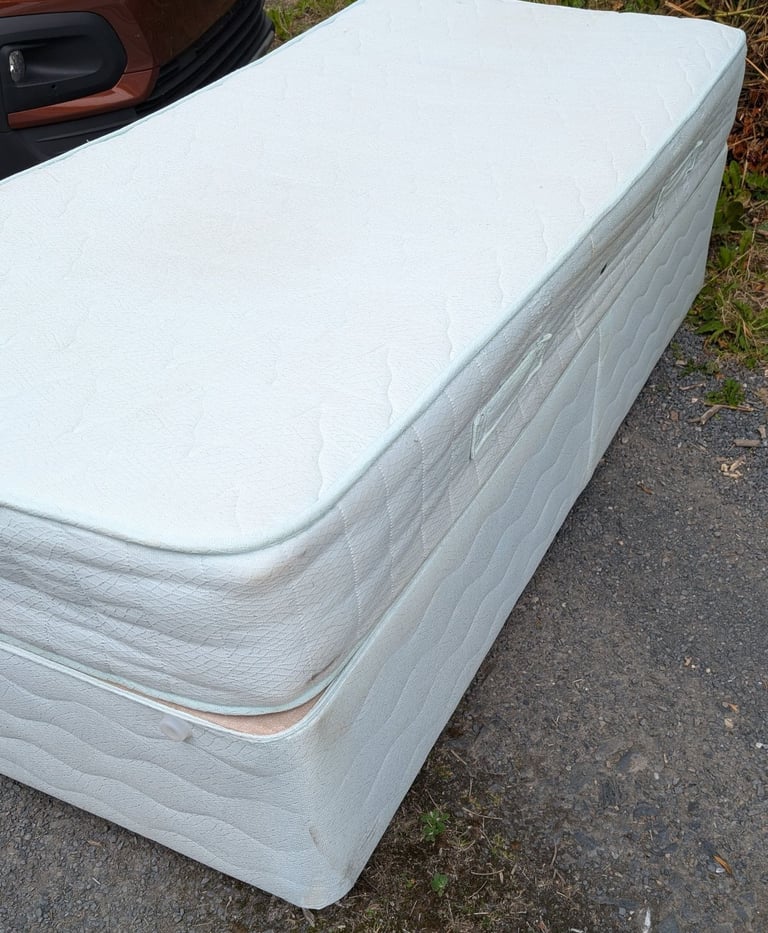 Single divan bed and mattress with drawers 