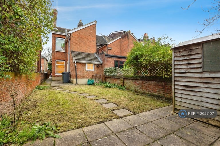 2 bedroom flat in Church Road, Guildford, GU1 (2 bed) (#2657107)