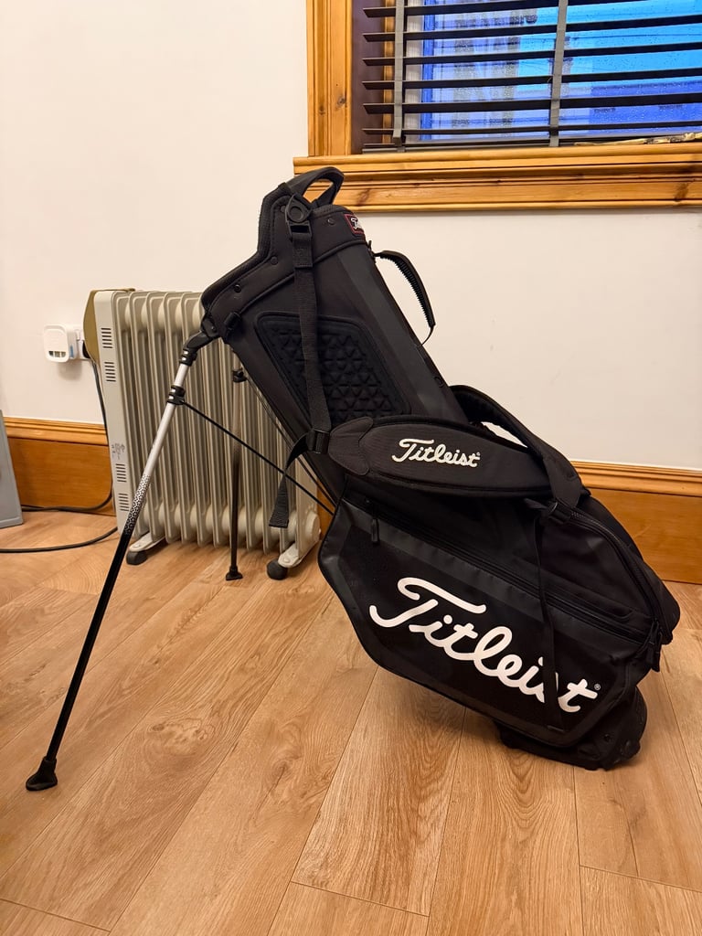 Titleist Players 4 Stand Bag – Excellent Condition with Rain Cover & Straps