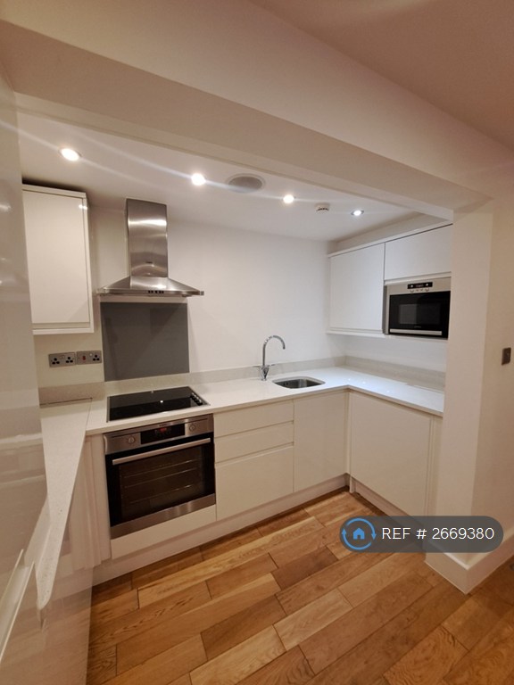 2 bedroom flat in Harrogate Road, Leeds, LS7 (2 bed) (#2669380)